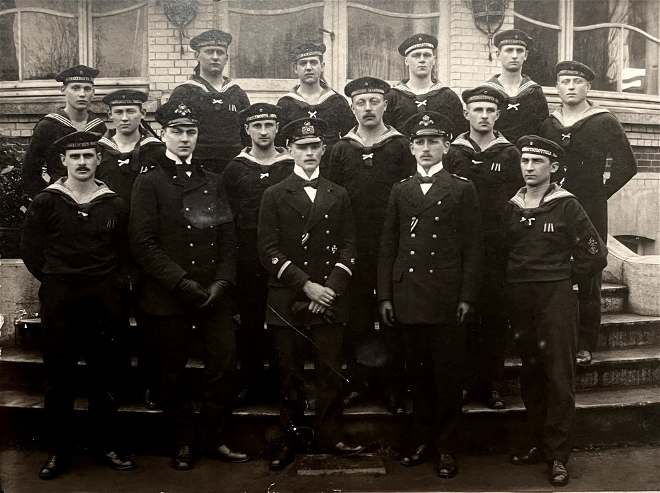 Marinesoldaten und -offiziere der U-Flottille Flandern (Aufnahme von 1916)
