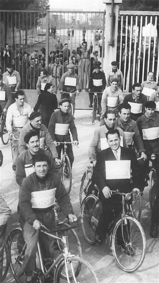 Manifestazione di operai in bicicletta contro i licenziamenti nell'immediato secondo dopoguerra, 1945-1946 - san dl SAN IMG-00002297