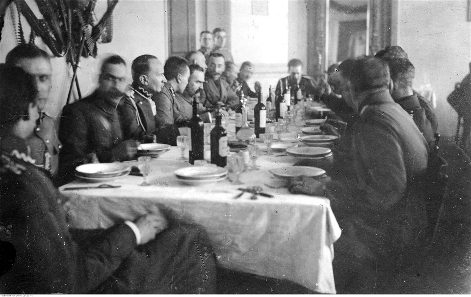 Naczelnik Państwa Józef Piłsudski podczas posiłku z oficerami (22-441)