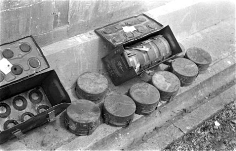 Palembang verpakt in granaatkisten van de 25-pounder werd een groot aantal land, Bestanddeelnr 3897 photo