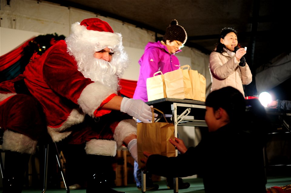 Misawa Sailor Brings Holiday Spirit to Japanese 161203-N-EC644-136