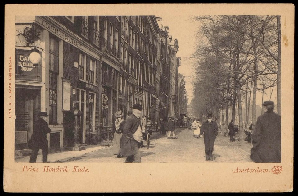 Man met hoge hoed voor Café de Blauwe Druif, Kalkmarkt 1. Naast Prins Hendrikkade 156. Uitgeverij N.J. Boon, Amsterdam photo