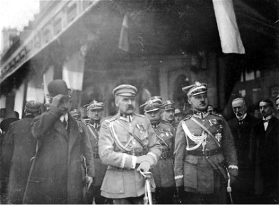 Józef Piłsudski z oficerami (22-513) photo