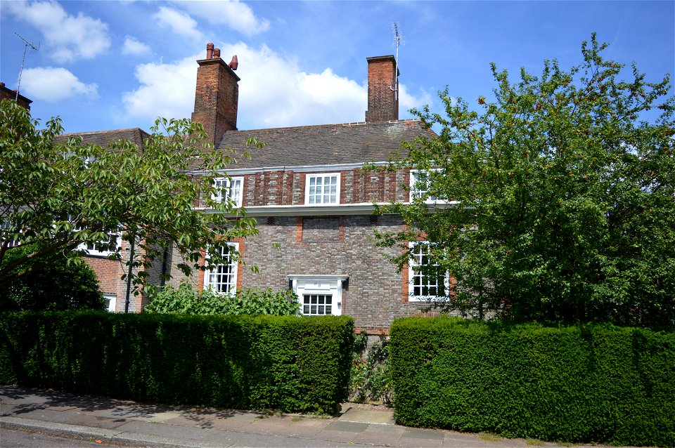 8_North_Square,_Hampstead_Garden_Suburb