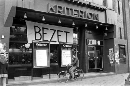 Personeel bioscoop KriterionStudio K (Amsterdam) bezet het theater i.v.m. aange, Bestanddeelnr 932-2112 photo