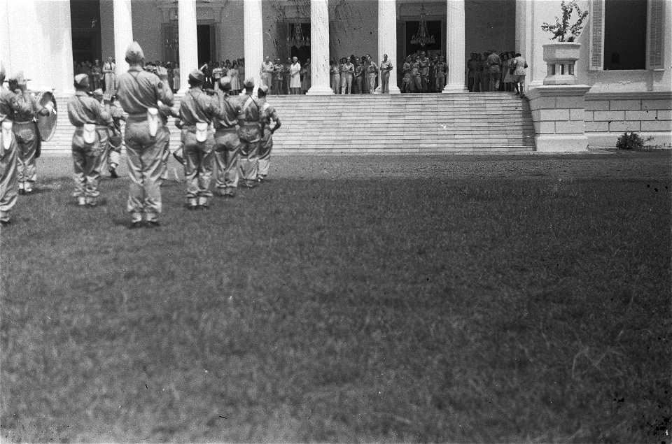 Pijperkorps 7 December Divisie treedt op voor het paleis van de gouverneur-gener, Bestanddeelnr 514-5-4 photo