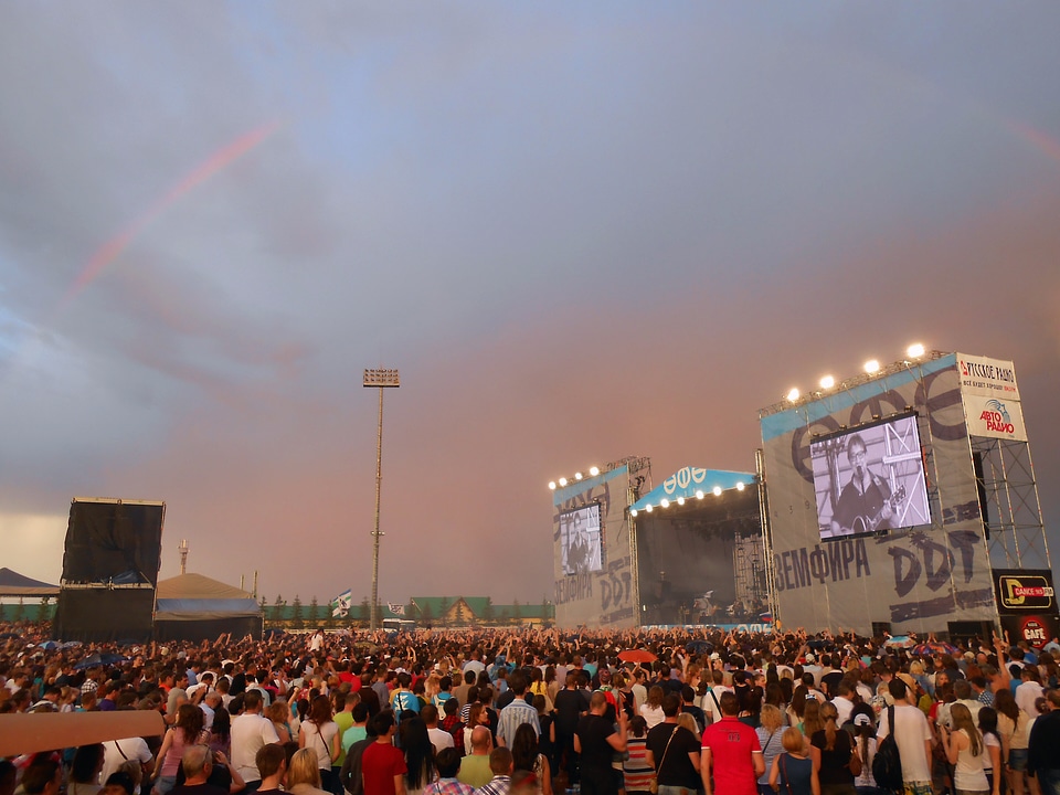 concert crowd photo