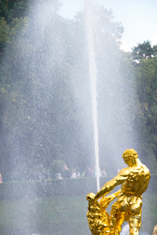 Samson the central fountain palace photo