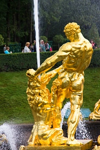 Samson and lion golden fountain photo