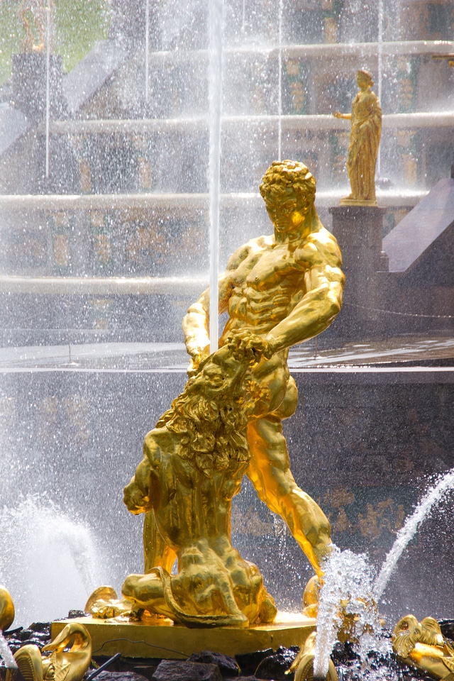 Samson and lion fountain peterhof palace garden st petersburg
