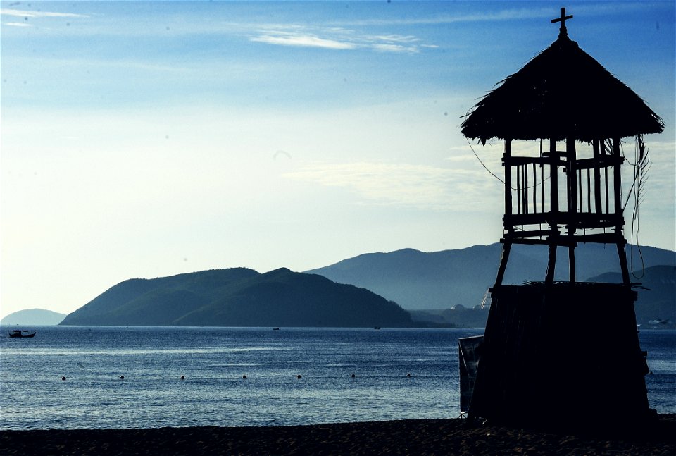 Blue Body Of Water Under Blue Cloudy Sky photo