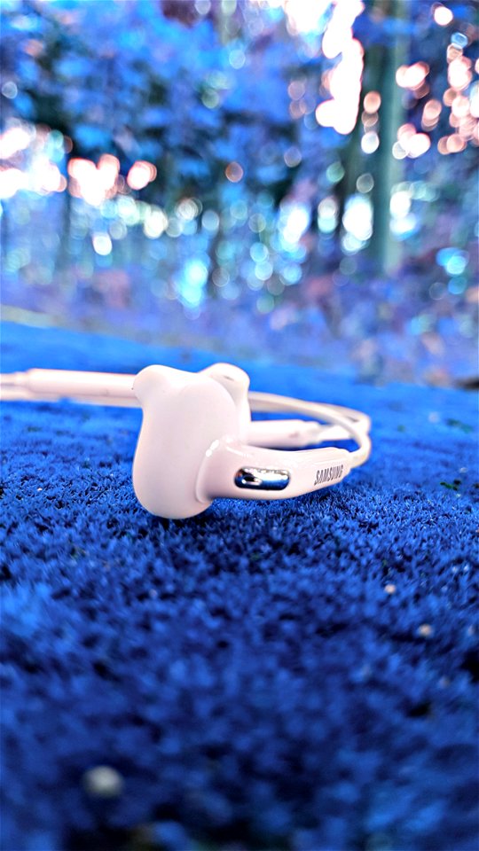 Shallow Focus Photography Of White Samsung Earphones photo