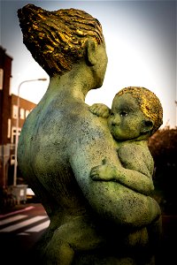 Mother And Chid Statue photo