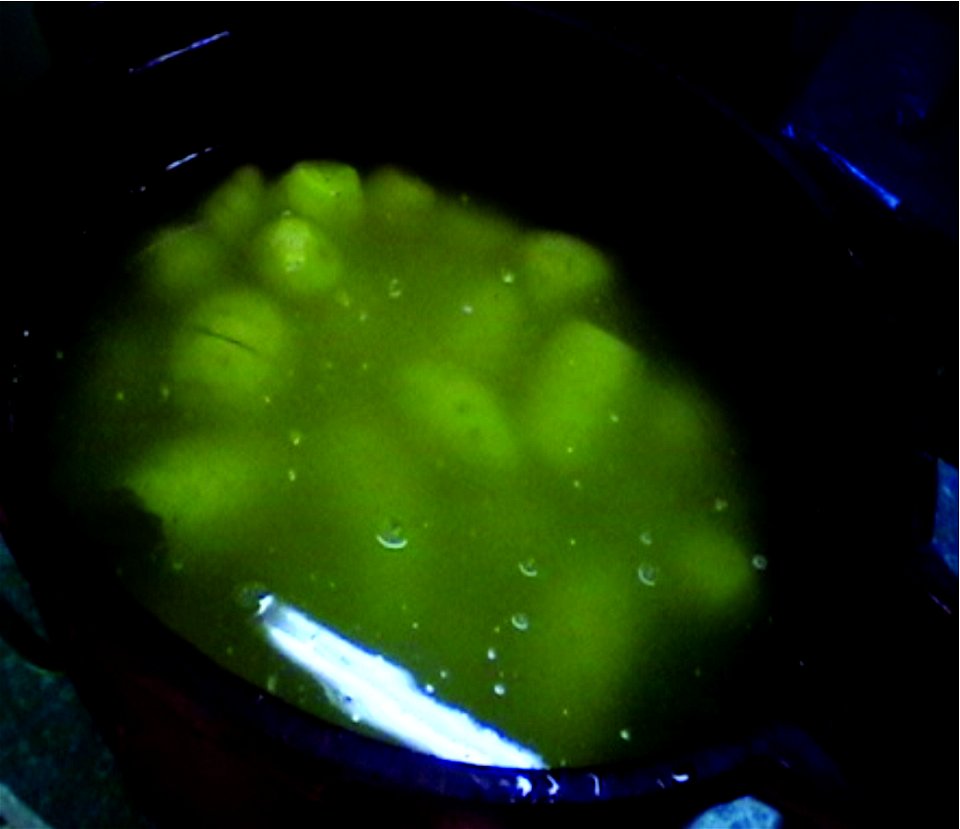 Arracacha remojo en agua con gotas de limón