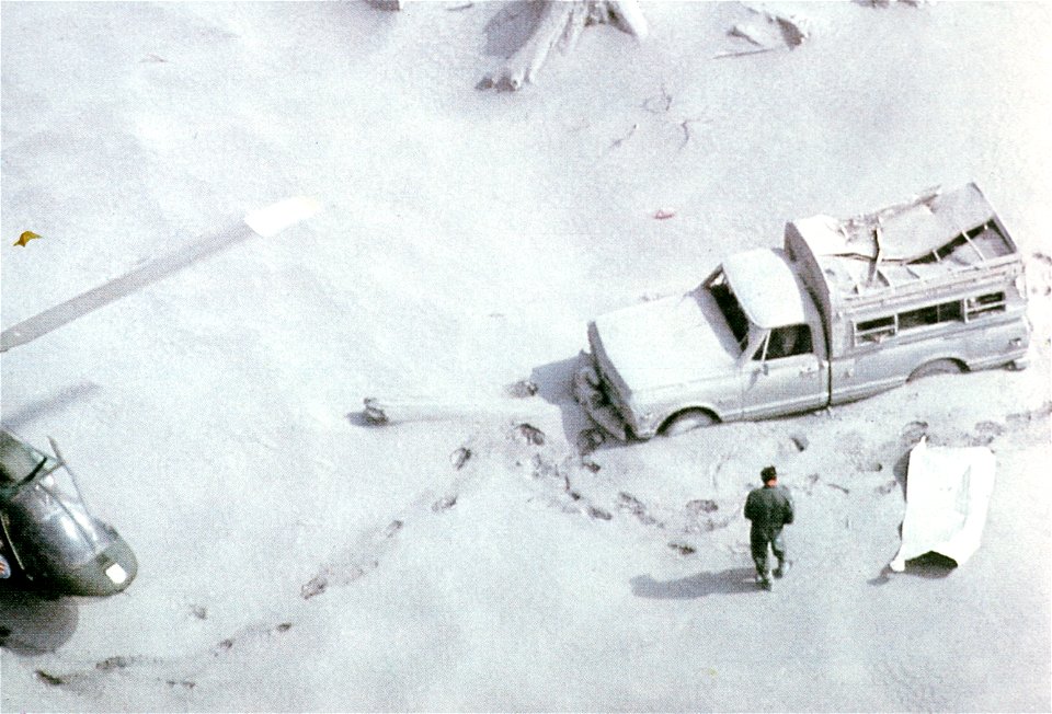 065 SAR teams recover victims after May 18th eruption photo