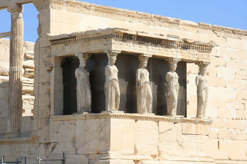 Monument erechtejon caryatid