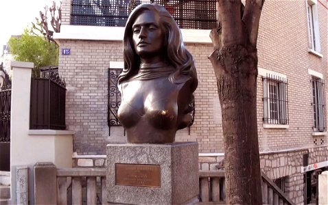 Dalida Statue - Yolanda Giliotti photo