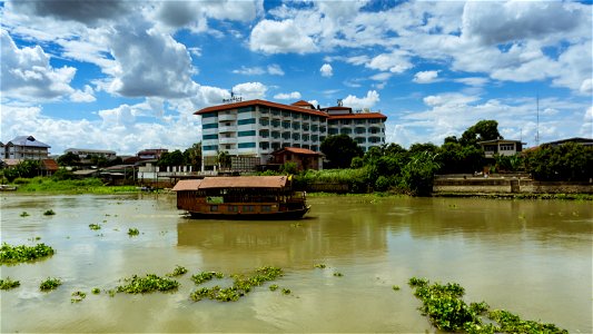 Life on the river - Phra Nakhon Sri Ayutthaya photo