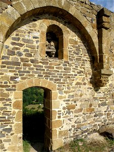 Retournac, dép. de la Haute-Loire, France (Auvergne). Château ruiné d’Artias, perché sur un suc de 706 m. d’altitude, situé le long de la Loire à quelques km. en amont (et donc à l’ouest) de Reto photo