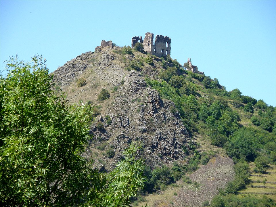 Retournac, dép. de la Haute-Loire, France (Auvergne). Château ruiné d’Artias, perché sur un suc de 706 m. d’altitude, situé le long de la Loire à quelques km. en amont (et donc à l’ouest) de Reto