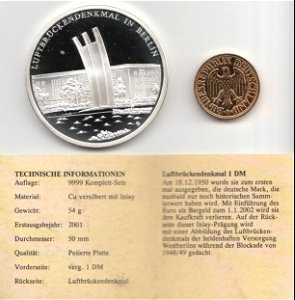 Eine Gedenkprägung des Bayerischen Münzkontors, Geschichte der Mark, Luftbrückendenkmal in Berlin, 1 DM, Rückseiten mit Zertifikat. photo