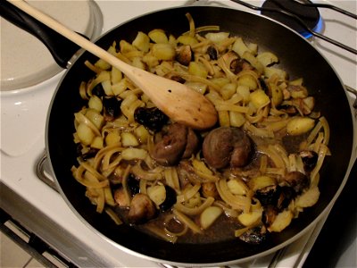 Poêlée de rognons d'agneau, assortie de pommes de terre, tagliatelles et champignons de Paris. -1/2-