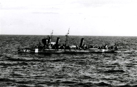 Vedettbåten V27 (f.d. torpedbåten Blixt) under Andra världskriget med påmålade vita neutralitetsband. photo