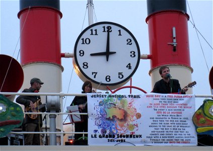 Badlabecques au Grand Sounneux 2013 Français : Badlabecques chantent en jersiais au port de Saint-Hélier, Jersey, lors de la Fête de la musique 2013 photo