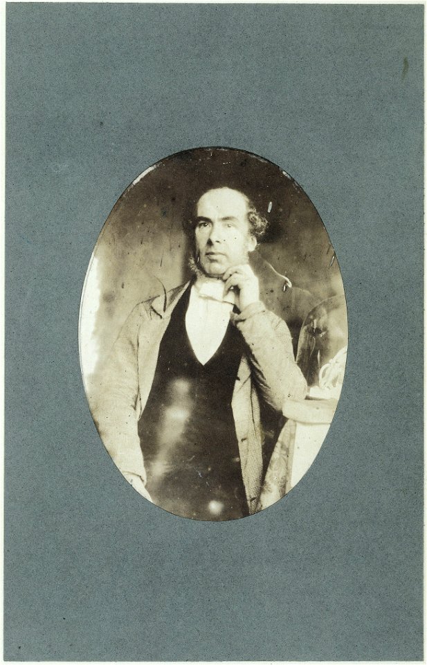 IdentificatieTitel(s): Zelfportret, leunend op tafel, met het beeldje 'Ariadne auf dem Panther'Objecttype: foto Objectnummer: RP-F-AB12277-ACVervaardigingVervaardiger: fotograaf: Eduard Isaac AsserPla