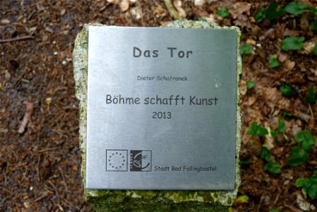Infotafel zur Skulptur "Das Tor" von Dieter Schafranek im Park Allerhop bei Mengebostel (Bad Fallingbostel, Heidekreis)