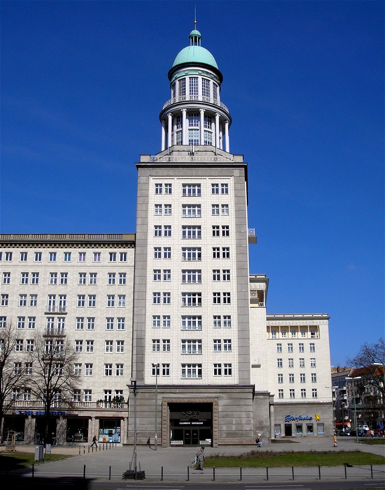 Blick auf Südturm des Frankfurter Tors in Berlin. Bauzeit: 1957-1961. Architekten: Hermann Henselmann. View of North Tower of Frankfurter Tor in Berlin.
