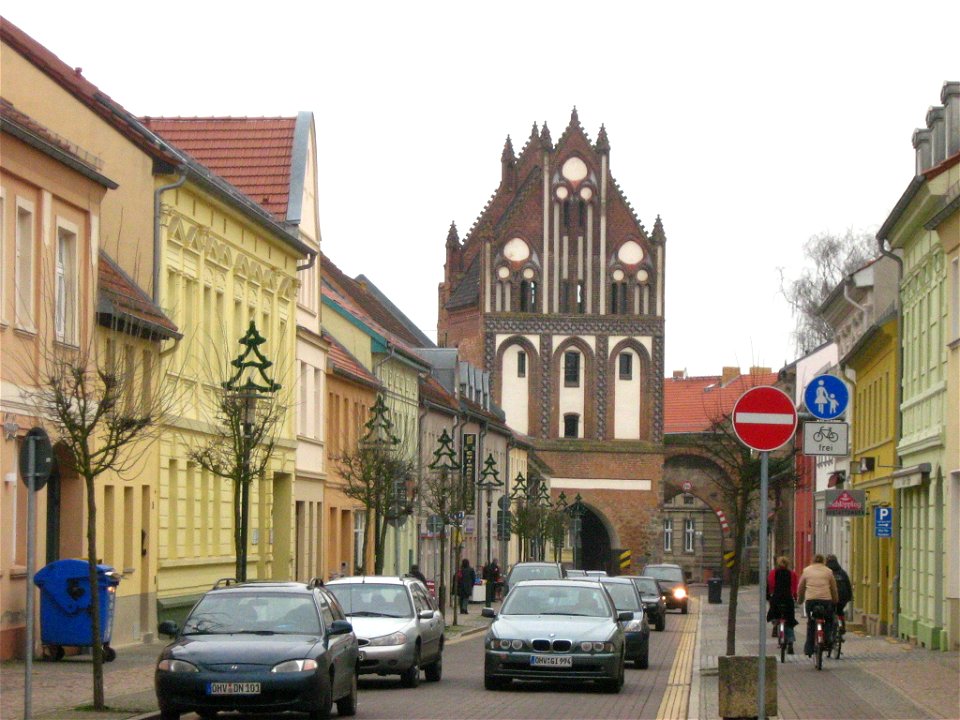 Hauptstraße mit „Ruppiner Tor“ in Gransee (Landkreis Oberhavel)