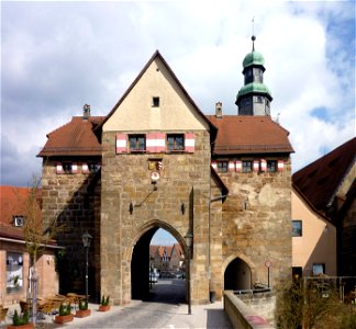 Das Nürnberger Tor in der fränkischen Stadt Lauf an der Pegnitz wurde anlässlich der Verbriefung der Stadtrechte 1355 zusammen mit dem Hersbrucker Tor und der Stadtmauer errichtet. Im Jahr 1526 wurde 