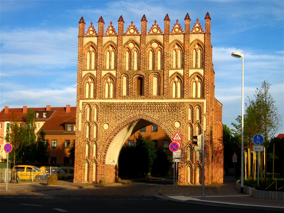 Das Kalensche Tor (nach der Stadt Neukalen benannt) in Malchin, Mecklenburg-Vorpommern. Feldseite des verbliebenen Vortores.