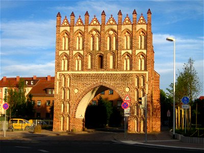 Das Kalensche Tor (nach der Stadt Neukalen benannt) in Malchin, Mecklenburg-Vorpommern. Feldseite des verbliebenen Vortores.