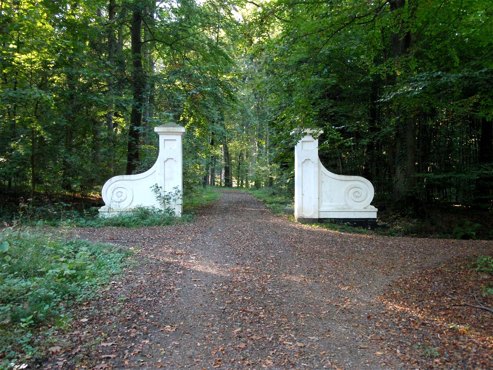 Foto des weißen Tores an der Straße Zur Sonnenuhr im Birlinghovener Wald, Blickrichtung nach Westen.