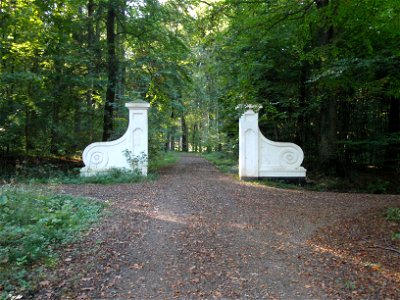 Foto des weißen Tores an der Straße Zur Sonnenuhr im Birlinghovener Wald, Blickrichtung nach Westen.