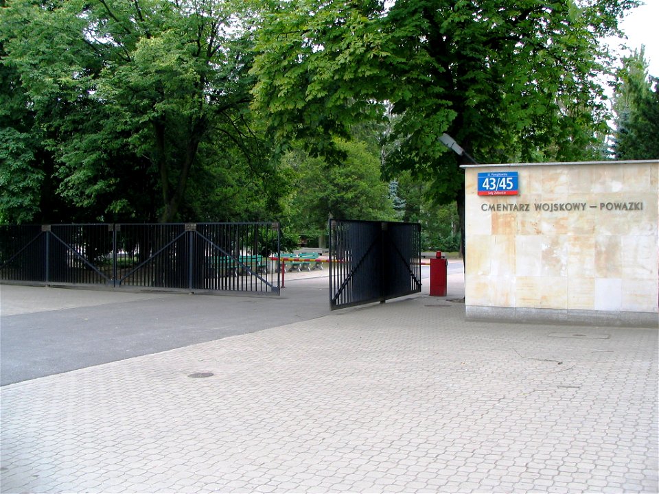 Brama główna Wojskowego Cmentarza Powązkowskiego w Warszawie