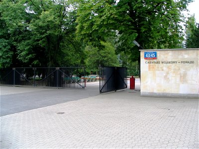 Brama główna Wojskowego Cmentarza Powązkowskiego w Warszawie photo