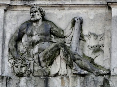 Rzeźba Herkulesa z maczugą i skórą lwa na północnej elewacji Bramy Królewskiej w Szczecinie