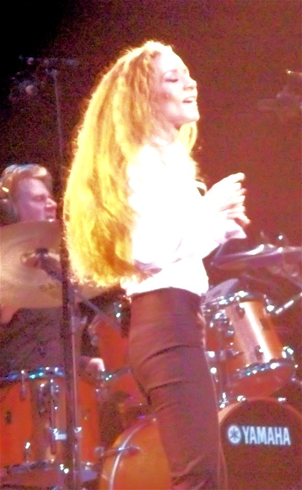 Amanda Marshall (with Al Webster on drums) in concert at Casino Rama, Ontario, Canada, October 13, 2007