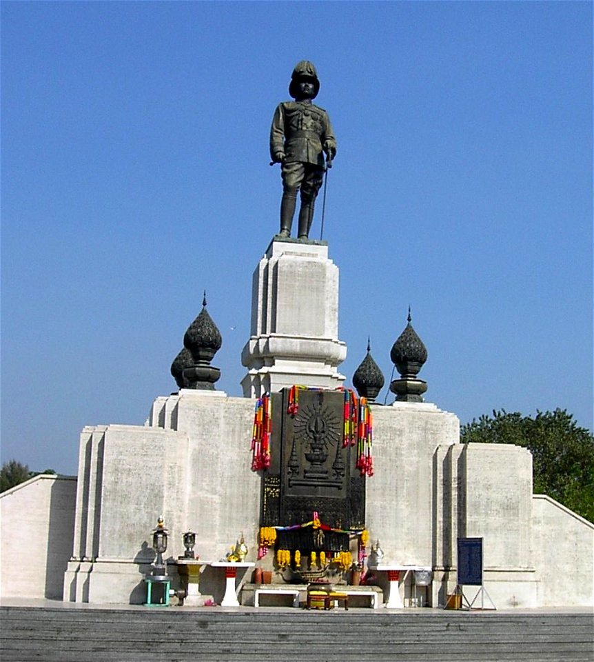 Statue of Rama VI at Lumphini Park, July 2005