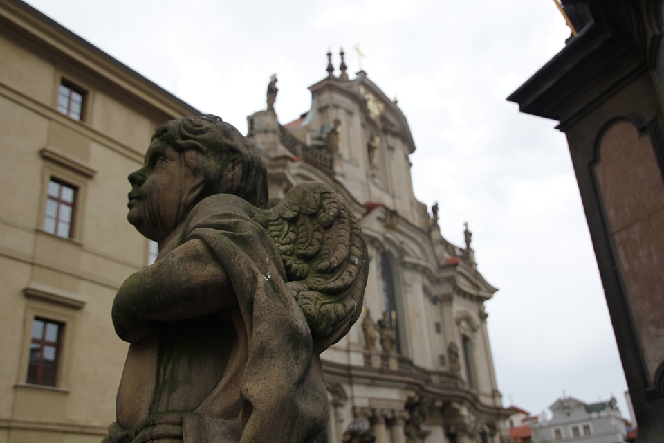 statue