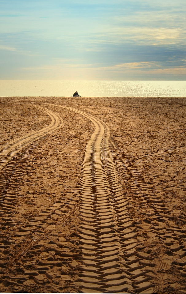 Traces tire tracks sea