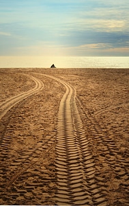 Traces tire tracks sea