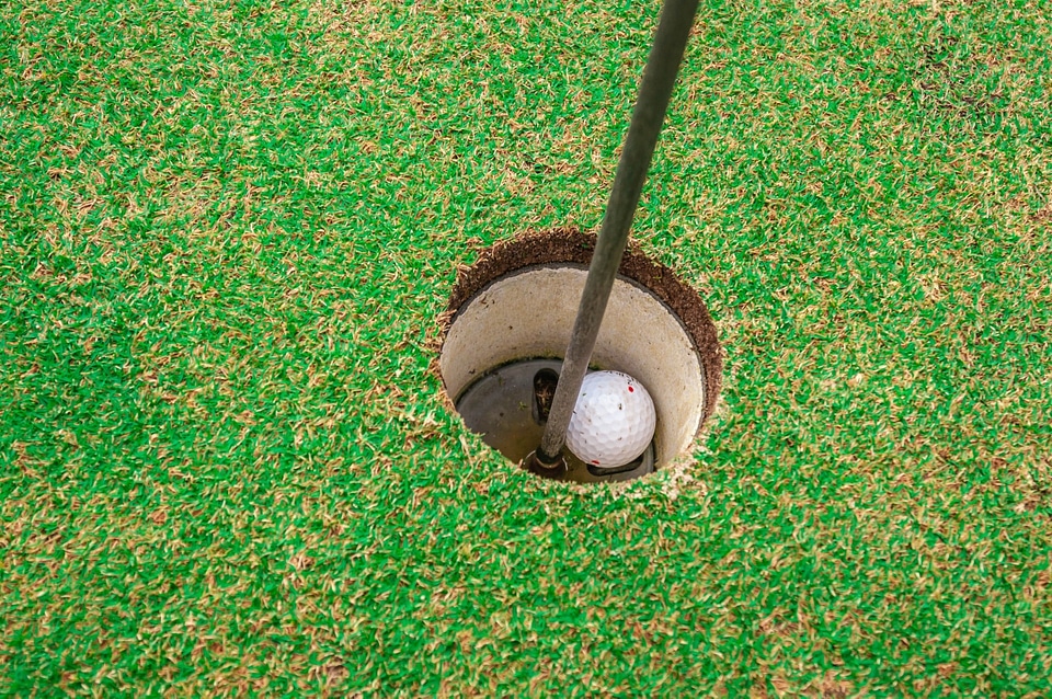 Sport golfer putt