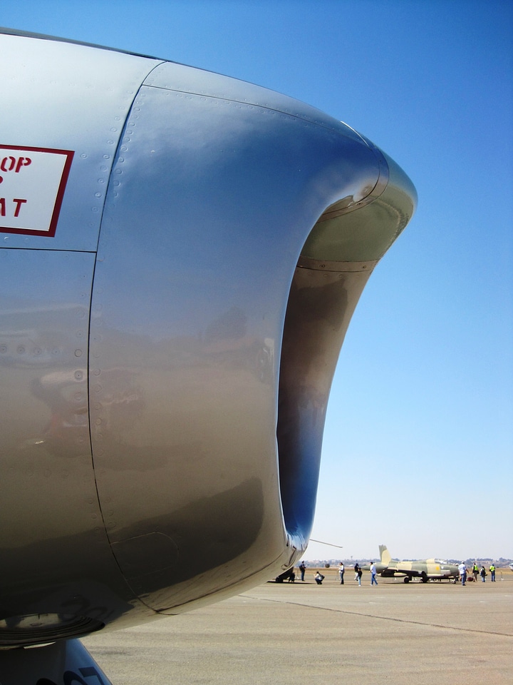 Nose engine intake opening