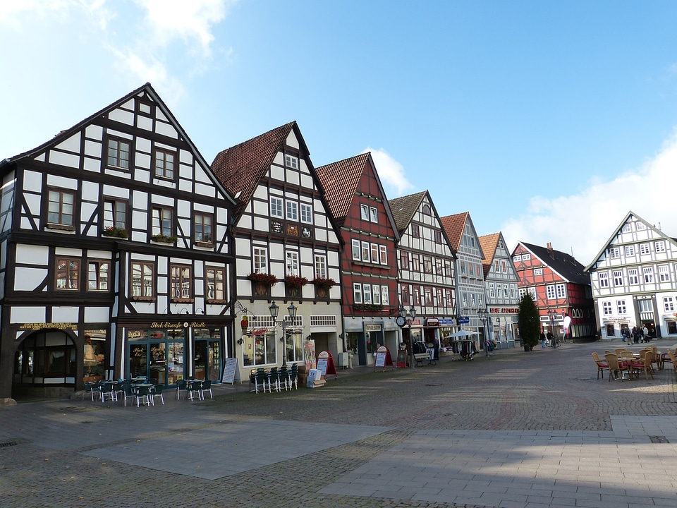 Historically truss building