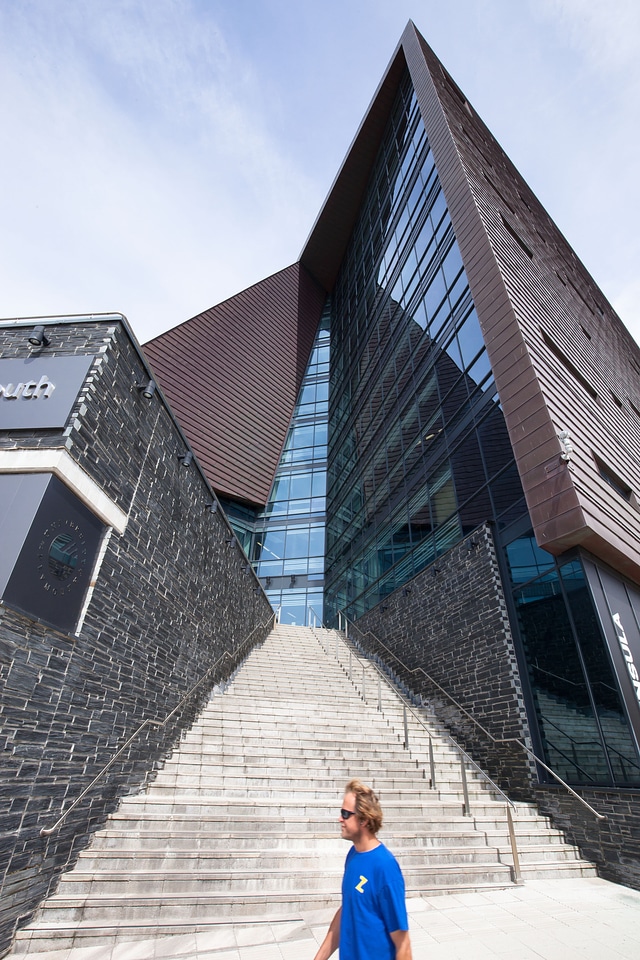 Building facade glass