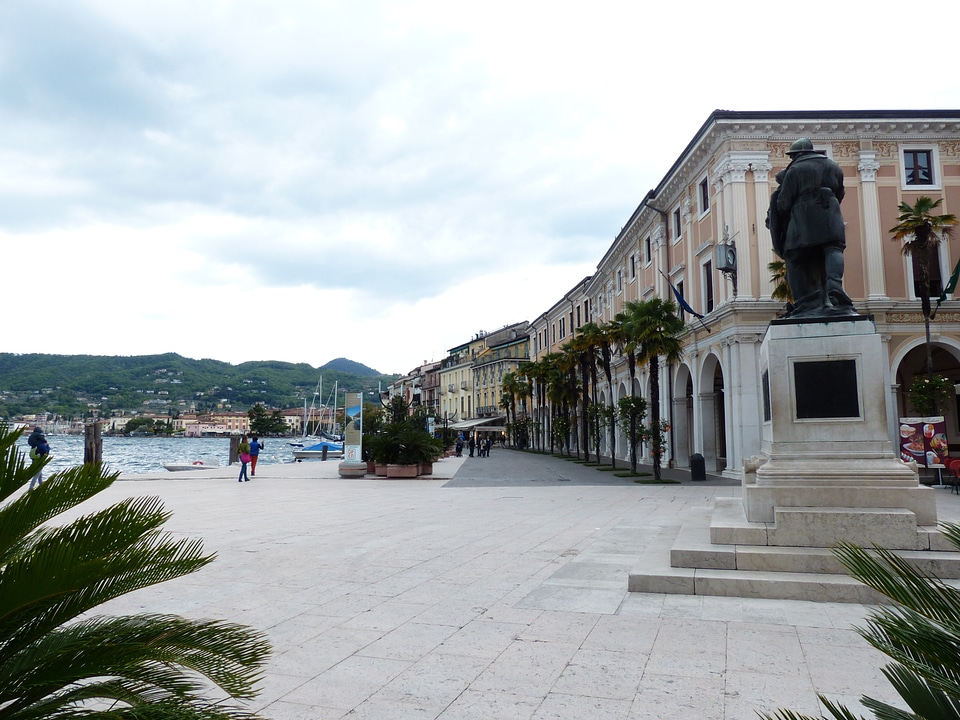War memorial monument soldiers